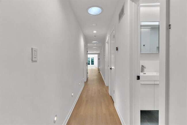 Building Photo - 2605 McKinnon Dr