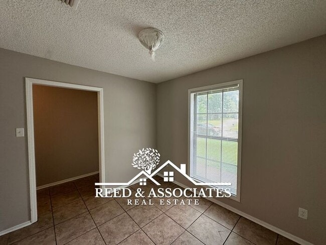Building Photo - 3 Bedroom in Hickory Ridge - South Riverdale
