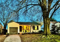 Building Photo - Adorable two bedroom one bathroom home loc...