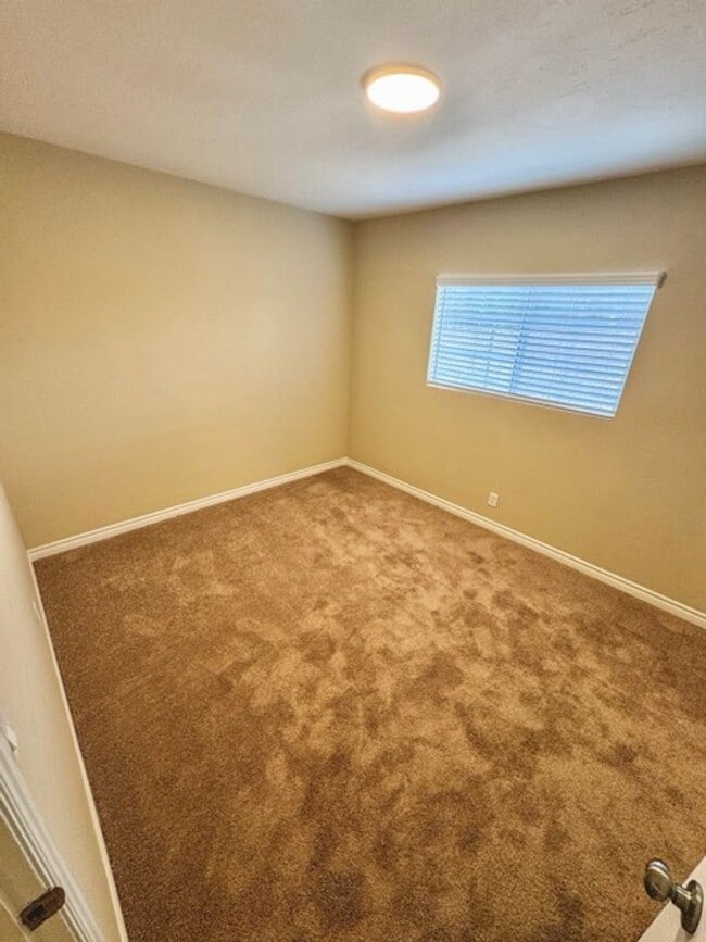 Building Photo - Charming 2 Bed 2 Bath Duplex Home on Large Fenced Lot in Menifee for Lease!