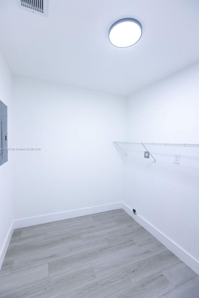 Building Photo - 355 SW 17th Ave