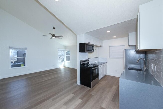 Building Photo - 2704 Catalina Dr