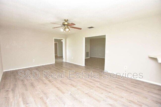 Building Photo - 561 Lake Bonny Dr E