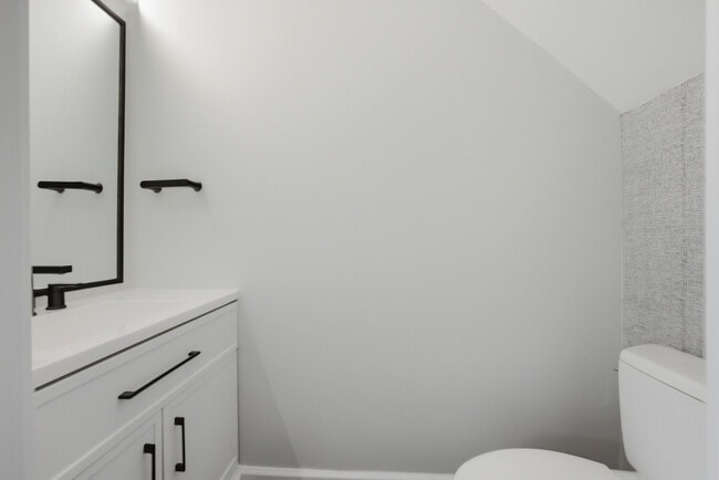 Building Photo - 1941 Quaker Hollow Ln