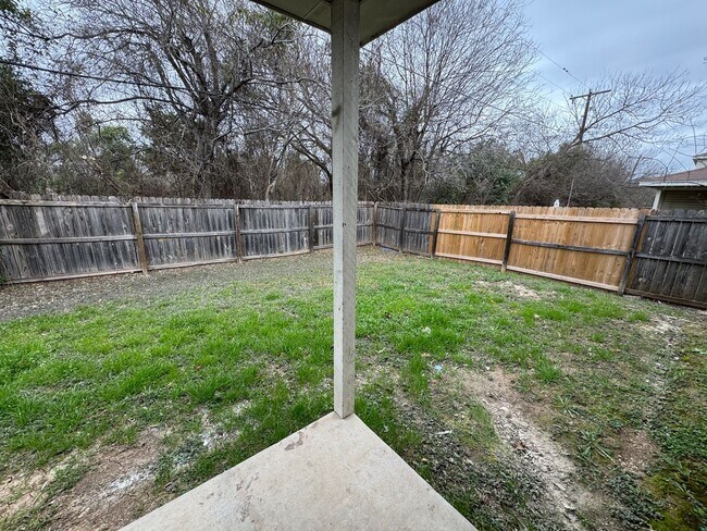 Building Photo - 107 Kings Ct