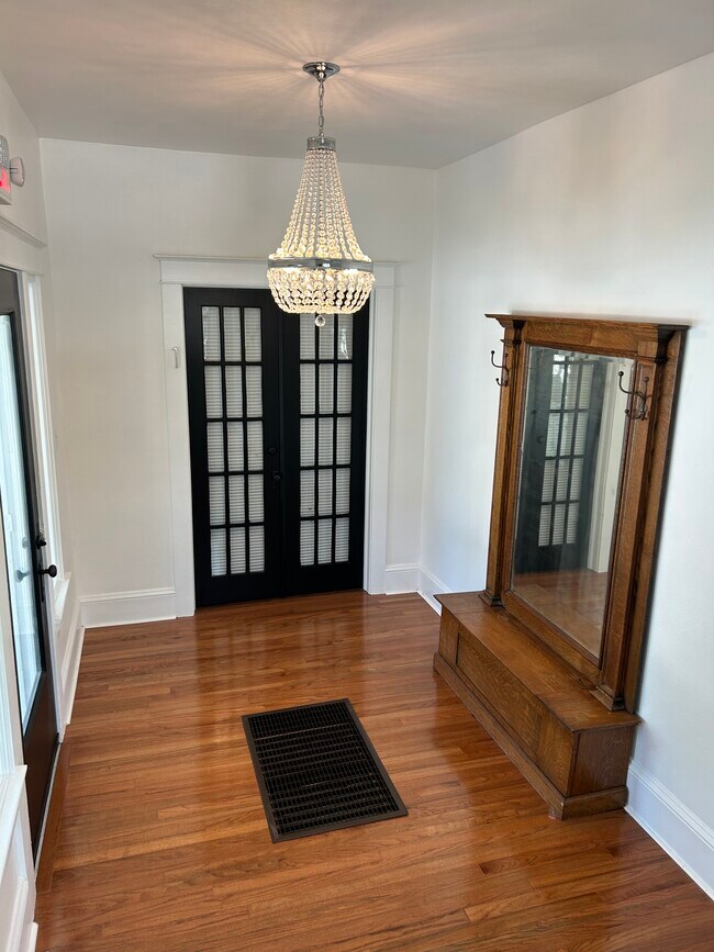 Foyer - 302 Live Oak St