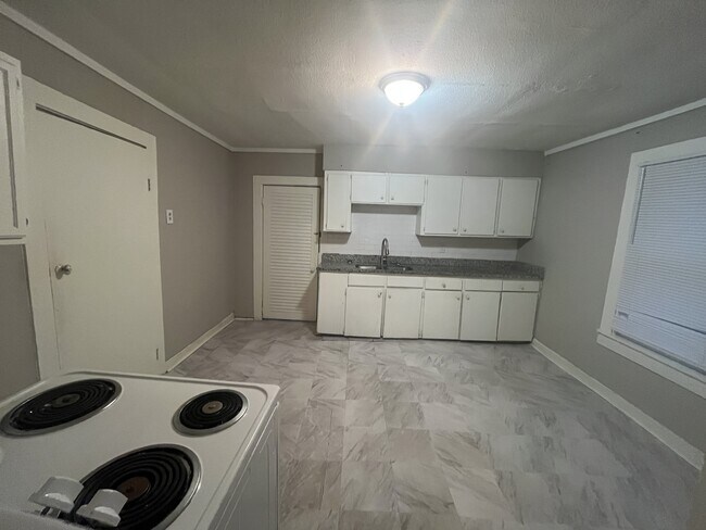 Building Photo - 109 N Spring St