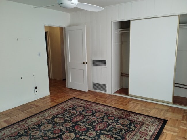 Large bedroom - 5273 Village Grn