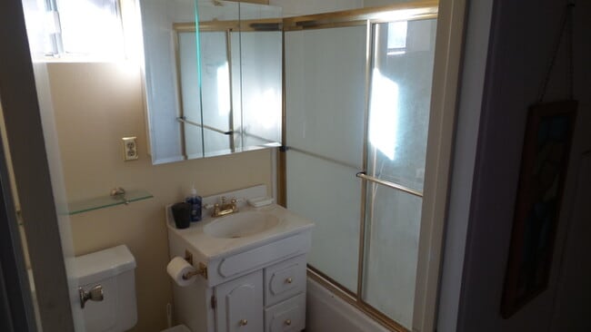 Building Photo - Nice Location