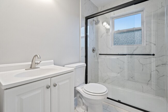 Building Photo - 2912 Abigail Dr