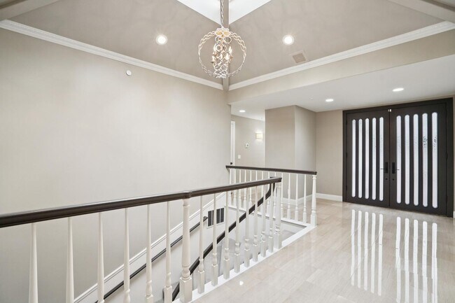 Building Photo - 651 Manresa Ln