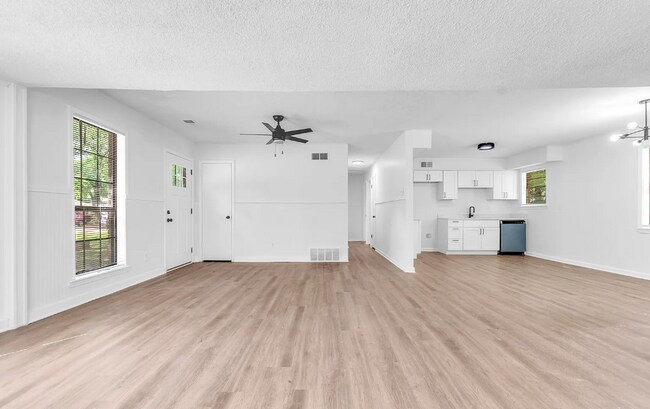 Building Photo - 2919 Normandy Dr