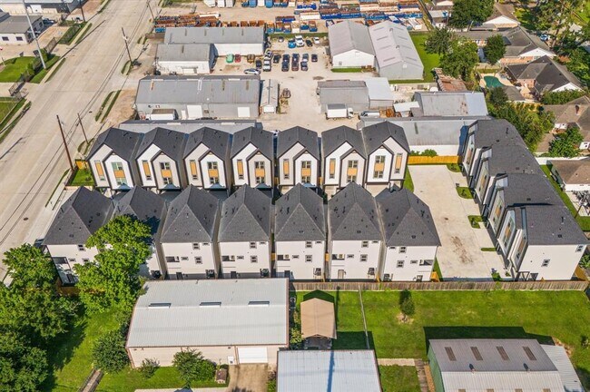 Building Photo - 5214 Pine Tree Dr