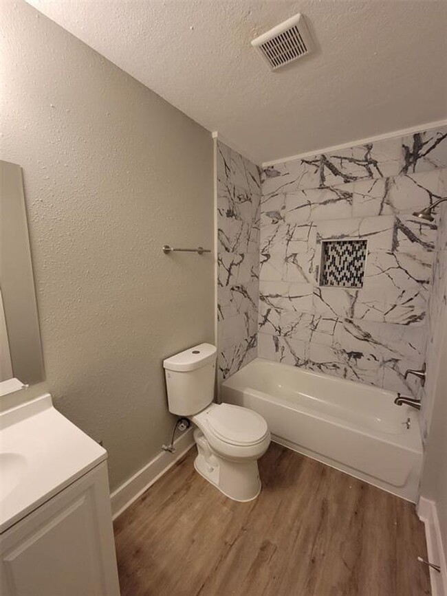 Building Photo - BEAUTIFUL RECENTLY REMODELED 3 BEDROOM 2 B...