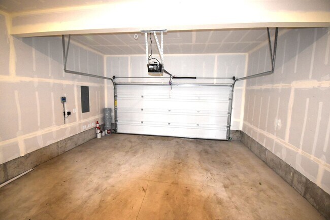 Building Photo - Beautiful Home in Cul De Sac!