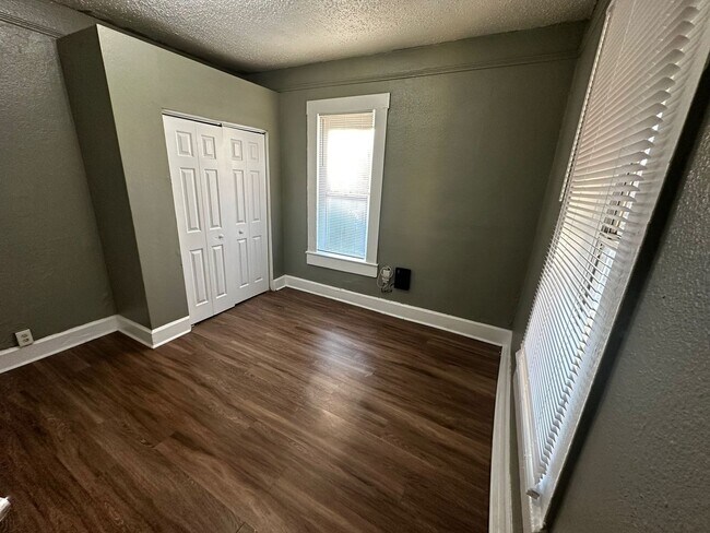 Building Photo - Jackson Heights 3/1 House- Ready Now!