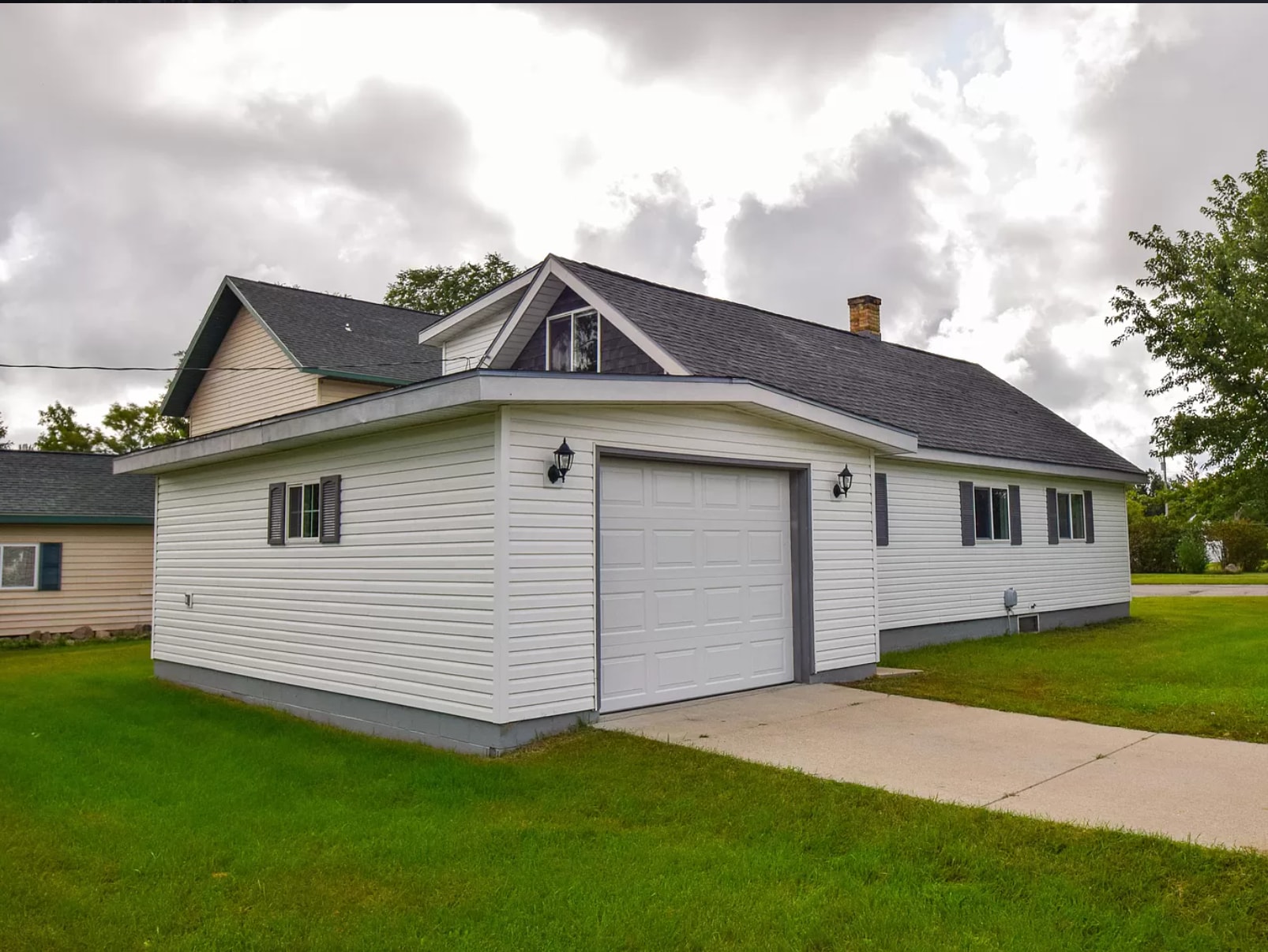 Attached single garage. - 515 2nd St W