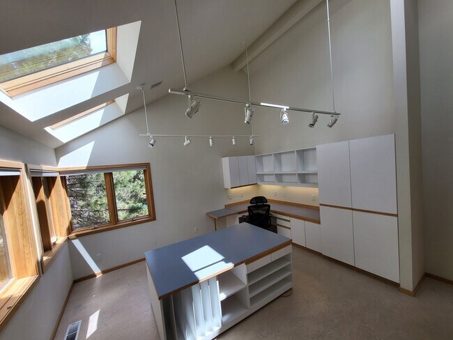 Building Photo - FULLY FURNISHED - 3 Bed 3 Full bath-office...