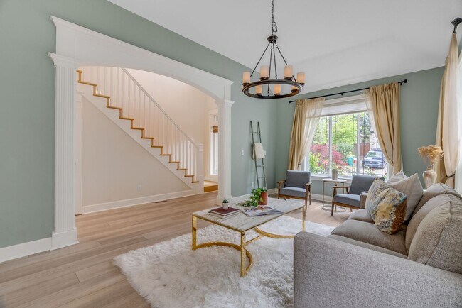 Building Photo - Stunning, spacious 4-bdrm/4-bath in Tigard. Fireplace, massive decks, next to nature