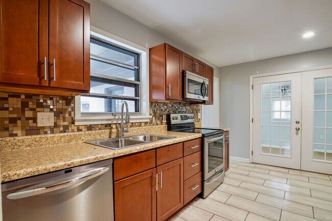 Building Photo - ?969 Oak Grove Road West Homewood!