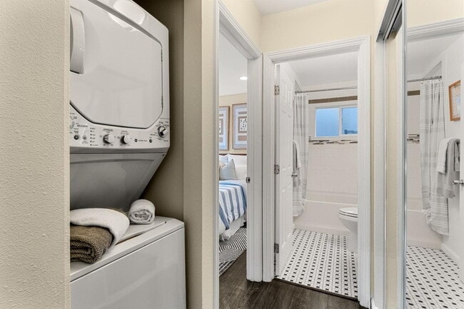 Building Photo - "Charming 1-Bedroom Retreat with Granite Touches and Pool Access in Berkeley"