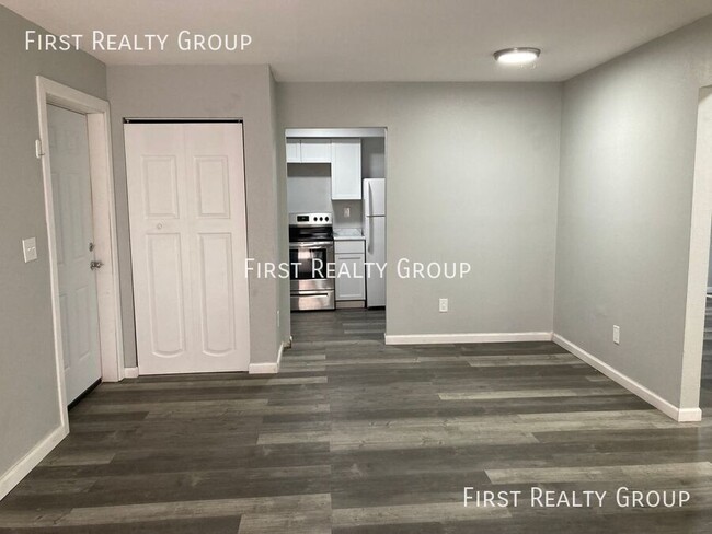 Building Photo - 305 N Broadway-#3