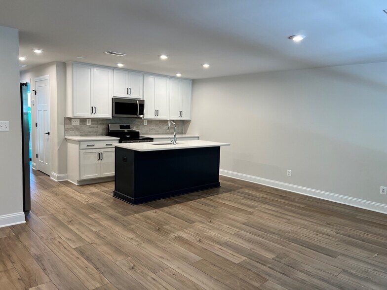 Family Room open to Kitchen - 2421 Anlee Rd
