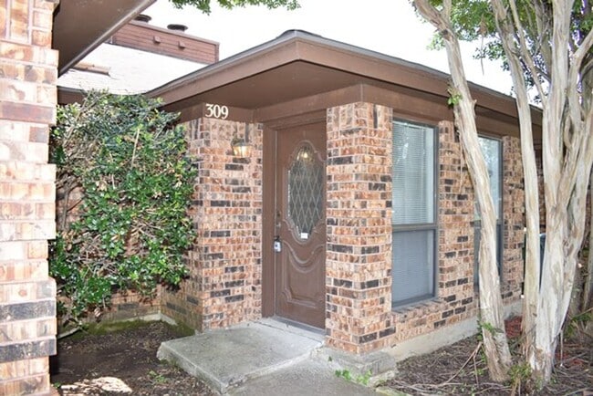Building Photo - 309-311 Dogwood Dr