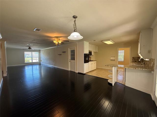 Building Photo - 1135 Park Center St