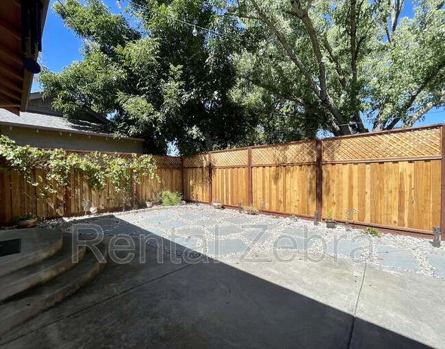 Building Photo - 233 Craftman Ct