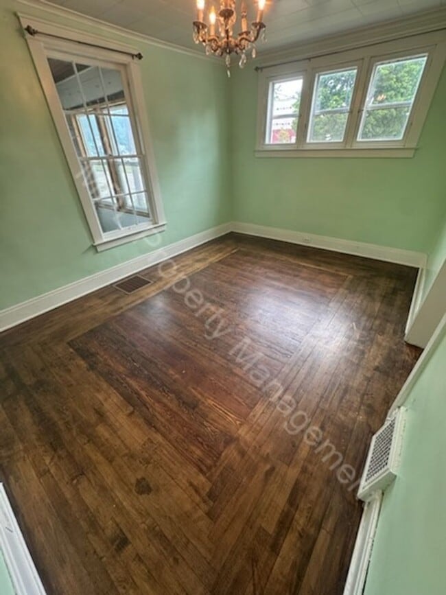 Building Photo - Large 4 bedroom 1 bath house