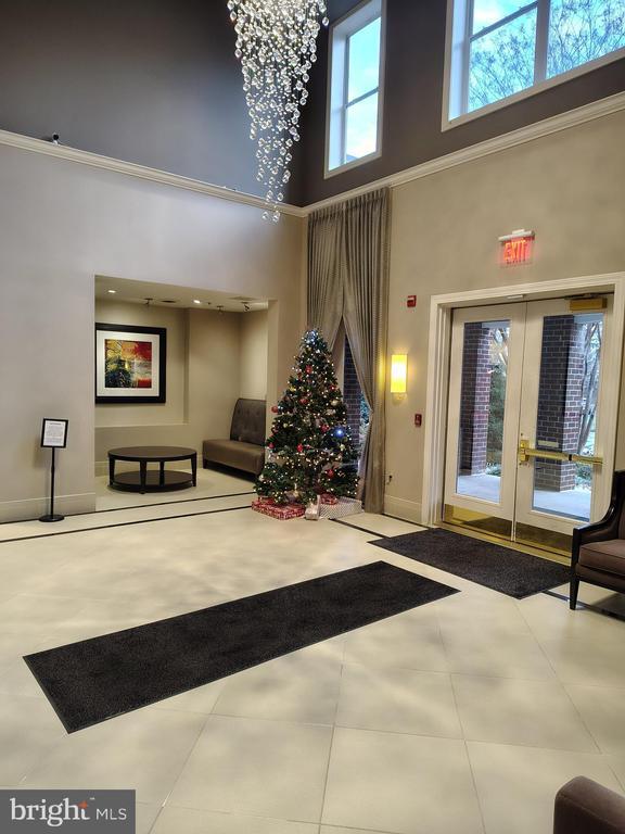 Building Photo - 1641 International Dr