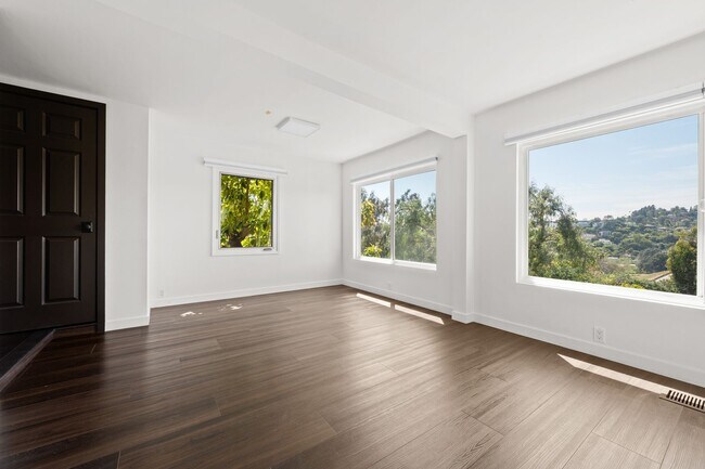 Building Photo - 1915 Apex Ave