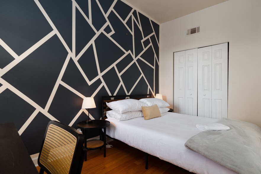 Building Photo - 906 N Damen Ave