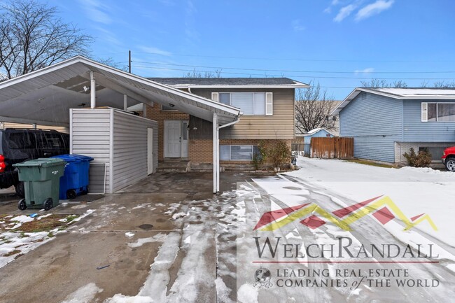 Primary Photo - Charming 2 Bed 1.5 Bath Townhouse in West ...
