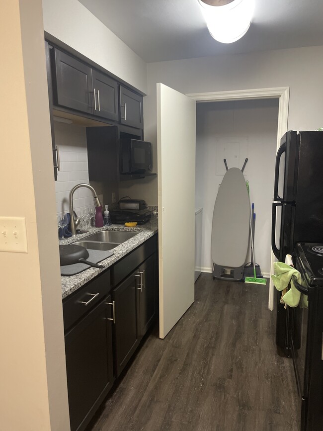 Building Photo - 8318 Lakeshore Cir