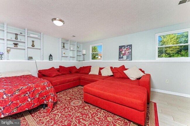 Building Photo - 223 Laura Anne Ct