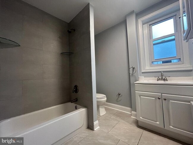 Building Photo - 478 Martin St