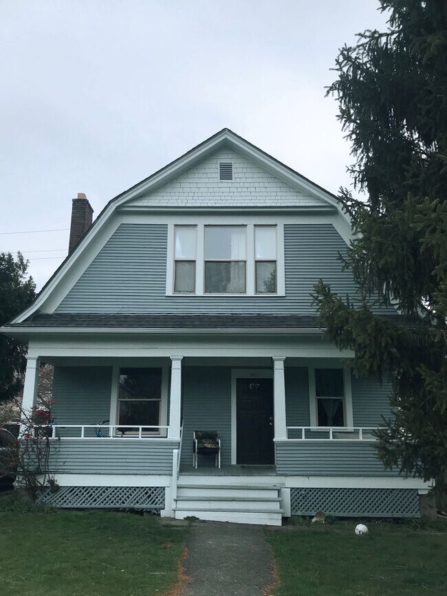 Building Photo - PRELEASING: Large 5 Bdrm, 2 Bath Home!