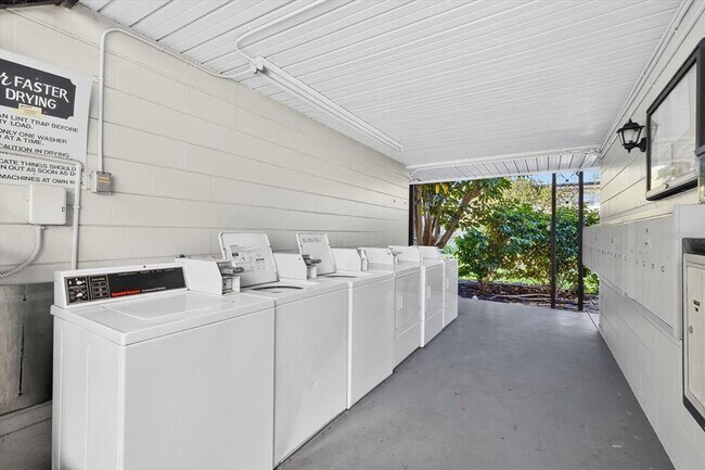 Building Photo - 2808 W Azeele St