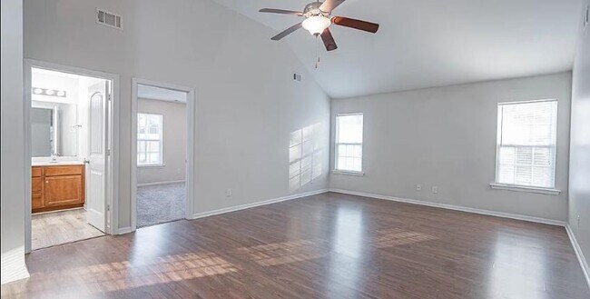 Building Photo - 114 Sunny Dr