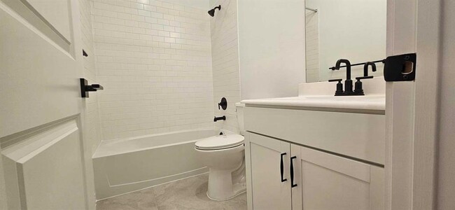 Building Photo - 8411 Bay Oaks Dr