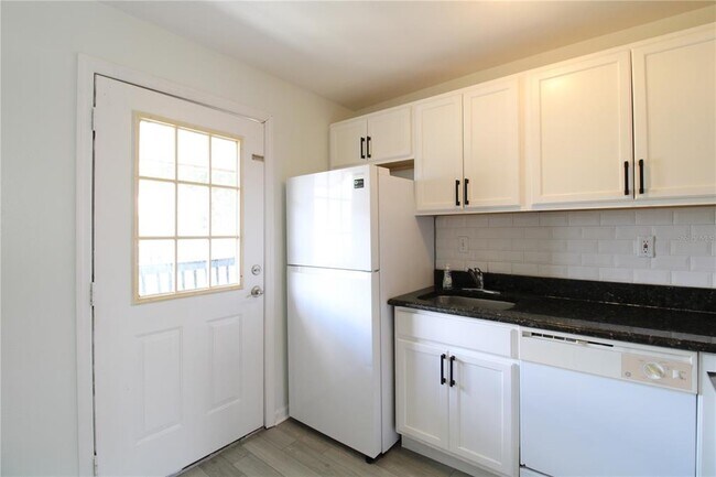 Building Photo - 201 Poinsettia Pine Ct