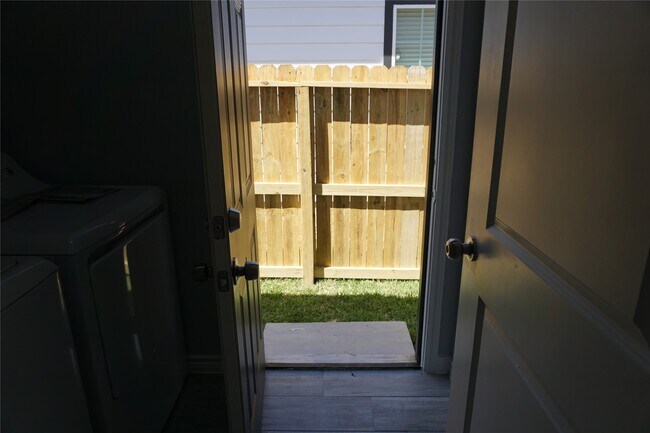 Building Photo - 11755 White Cedar St