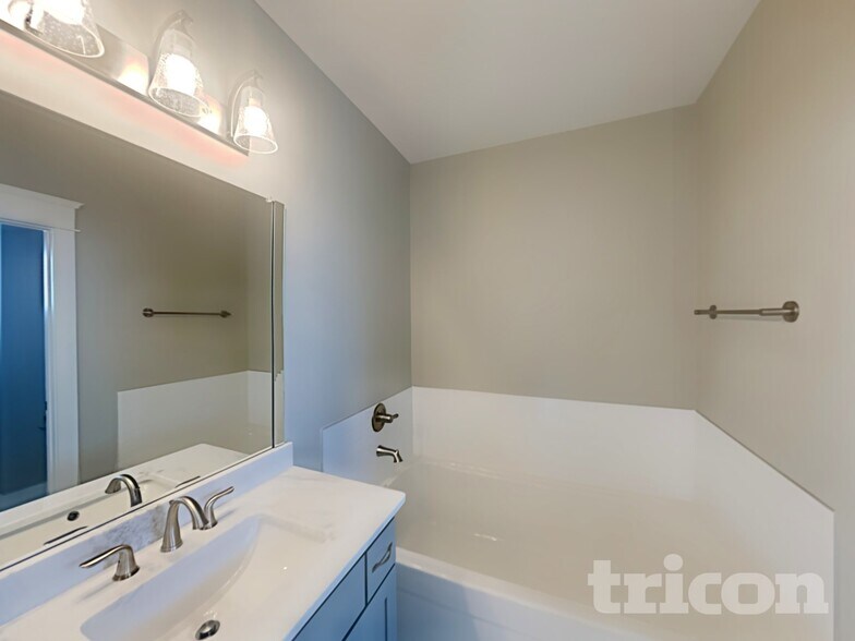 Building Photo - 6817 Charlotte Pike