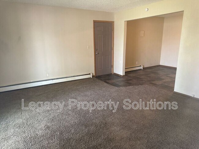 Building Photo - 305 E Expressway
