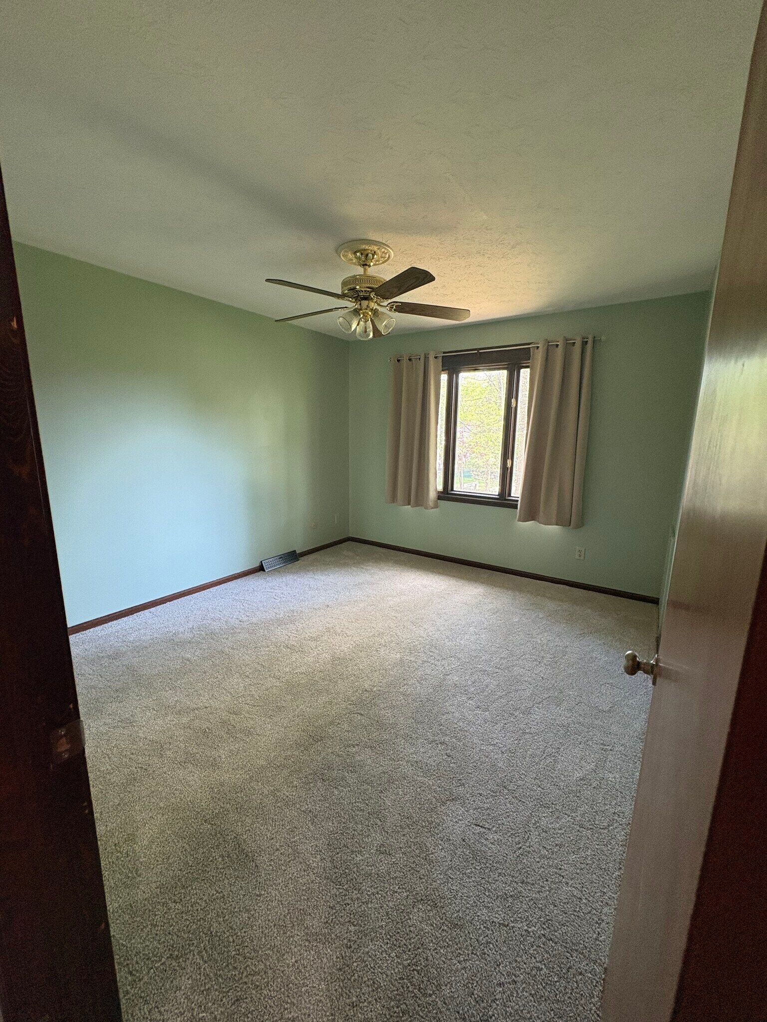 Building Photo - 2410 Hillcrest Dr