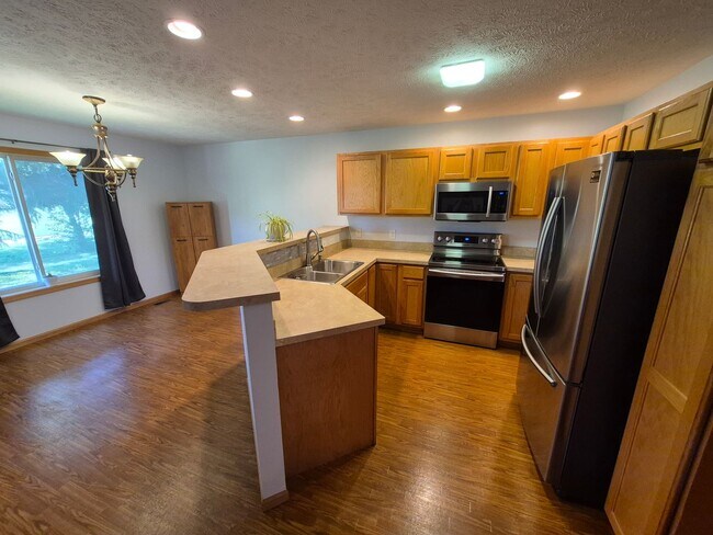 Building Photo - Townhome overlooking Park w/ Laundry & Att...