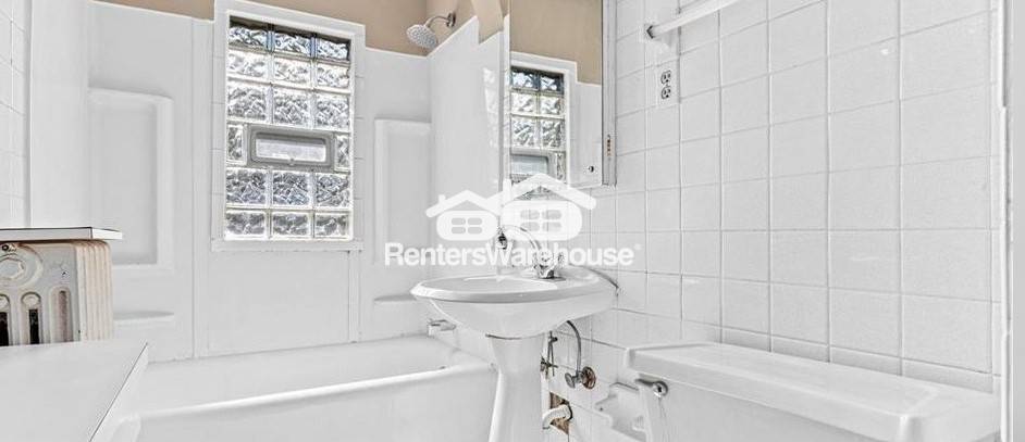 Building Photo - 2925 Sunset Blvd