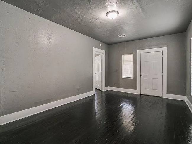 Building Photo - N. McKinley Ave - Triplex